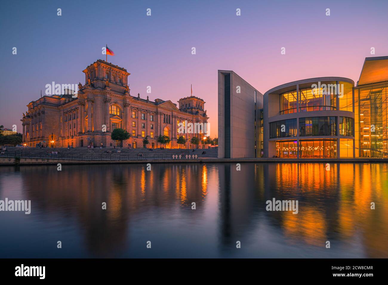 Sonnenuntergang entlang der Spree mit Blick auf den Reichstag und die moderne Architektur des Paul-Löbe-Gebäudes auf der rechten Seite, in Berl Stockfoto