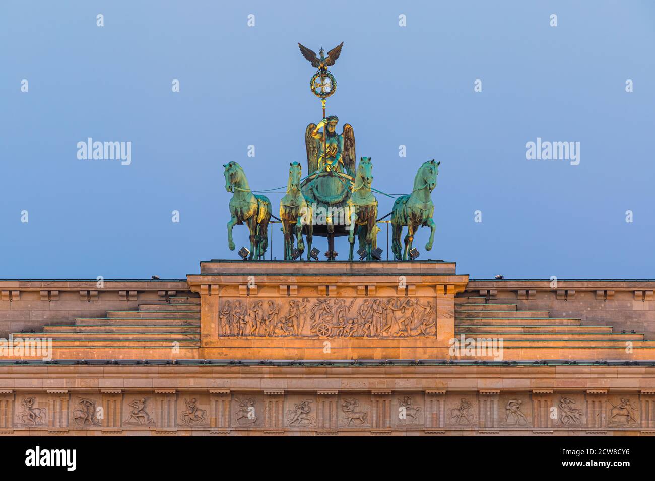 Sonnenaufgang am Brandenburger Tor, einem neoklassizistischen Denkmal aus dem 18. Jahrhundert in Berlin. Auf dem Tor befindet sich eine Quadriga Stockfoto