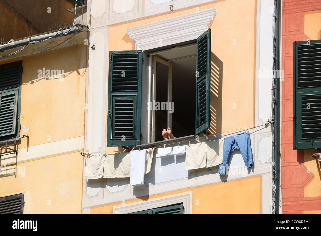 Fassade von bunten italienischen Haus mit Wäsche auf Wäscheleinen Stockfoto