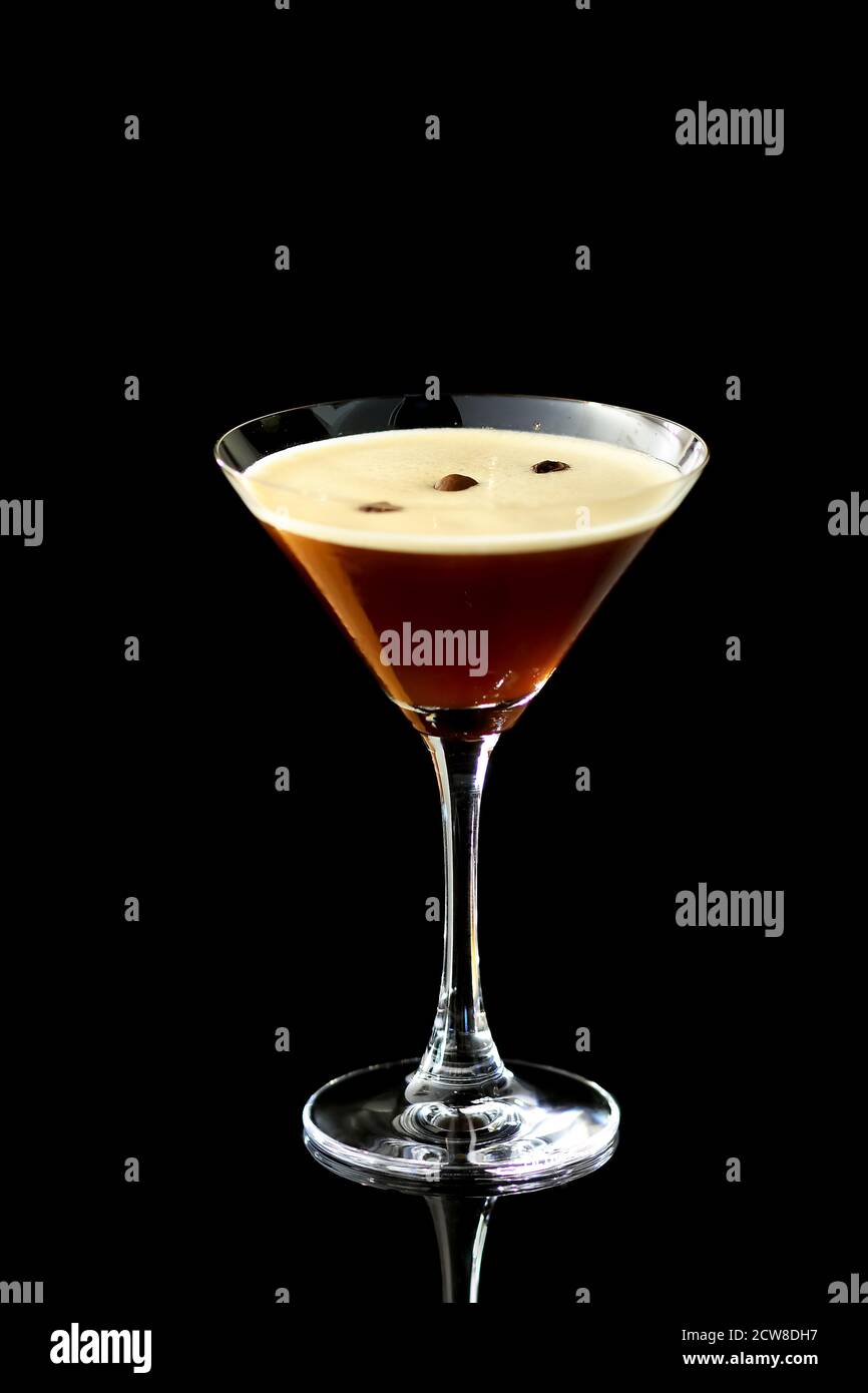 Nespresso Martini, Getränk mit Wodka, Kahlua und Kaffeebohnen Stockfoto