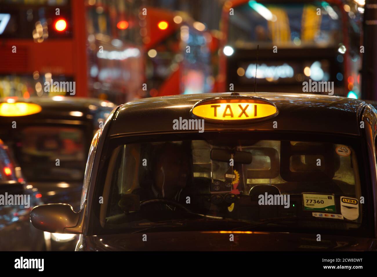 London, Großbritannien - 8. Dezember 2016: London Taxi, auch hackney Carriage genannt, schwarzes Taxi. Traditionell Taxis sind alle schwarz in London, aber jetzt in VA produziert Stockfoto