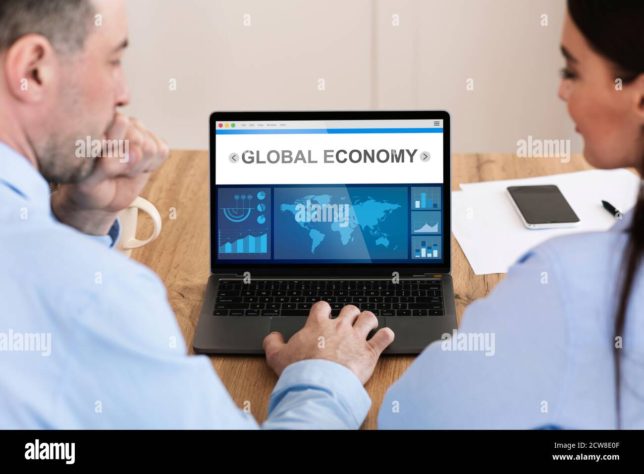 Geschäftsmann Und Geschäftsfrau Arbeiten Auf Laptop Mit Statistiken Daten Indoor Stockfoto