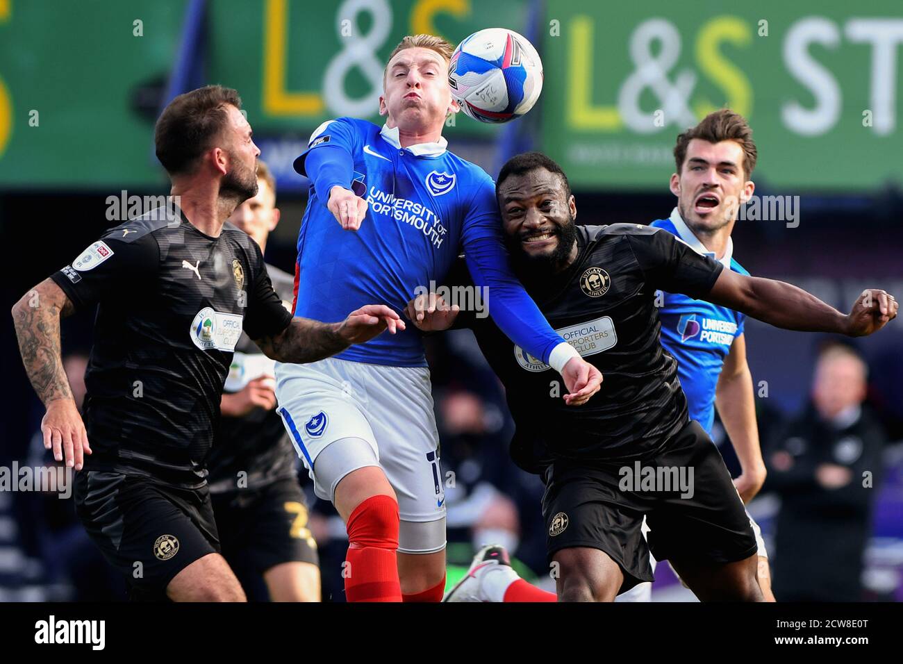 Ronan Curtis aus Portsmouth und Nathan Cameron von Wigan Athletic in Aktion - Portsmouth gegen Wigan Athletic, Sky Bet League One, Fratton Park, Portsmouth, Großbritannien - 26. September 2020 nur zur redaktionellen Verwendung - es gelten die DataCo-Einschränkungen Stockfoto