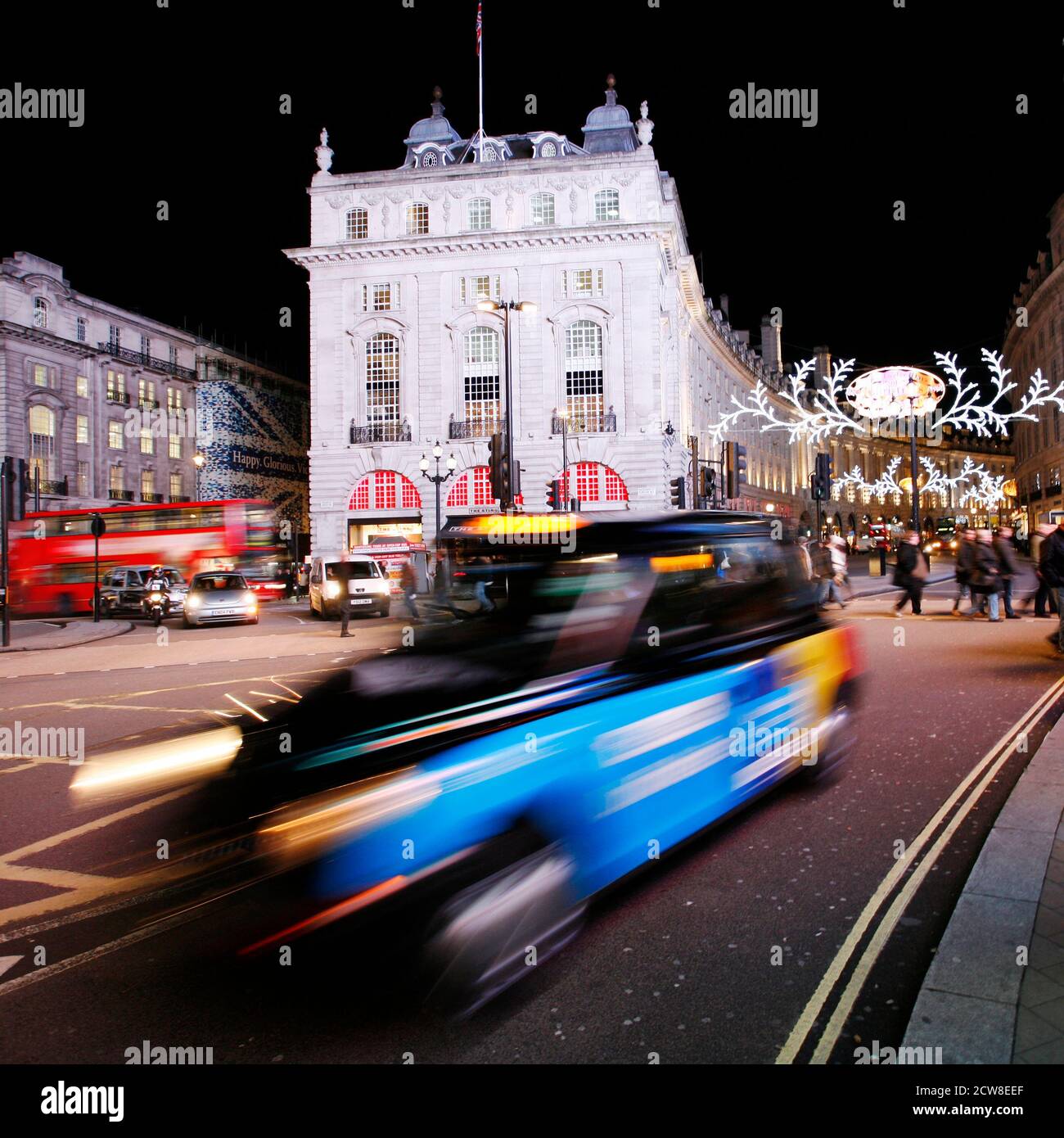 London, Großbritannien - 3. Dezember 2012: London Taxi, auch hackney Carriage genannt, schwarzes Taxi, im Piccadilly Circus, London. Traditionell Taxis sind alle bla Stockfoto