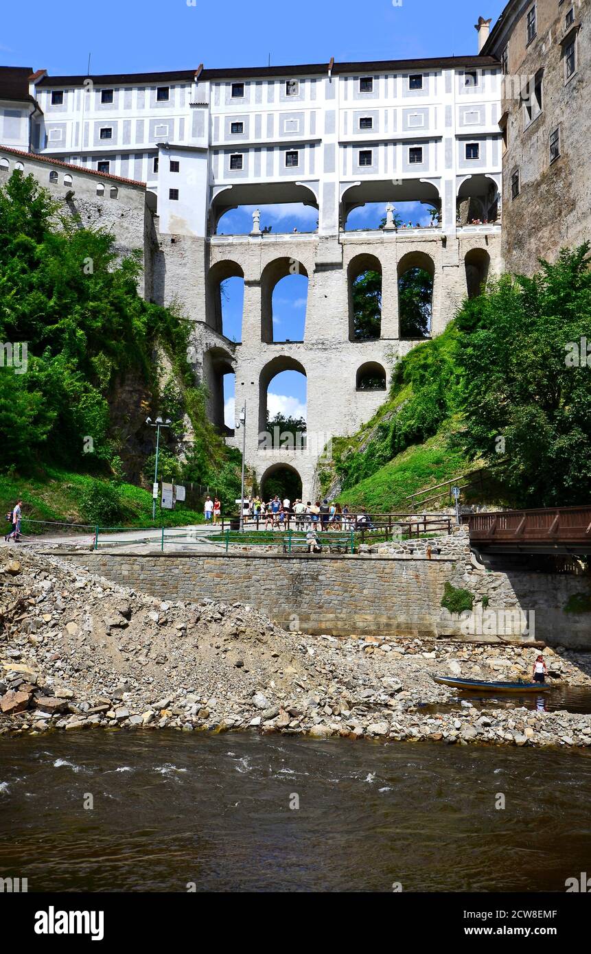 Cesky Krumlov, Tschechien - 11. August 2013: Unidentifizierte Touristen bei der Besichtigung der Burg mit der Umgehungsbrücke und dem Moldaufluss in der UNESCO-Welth Stockfoto