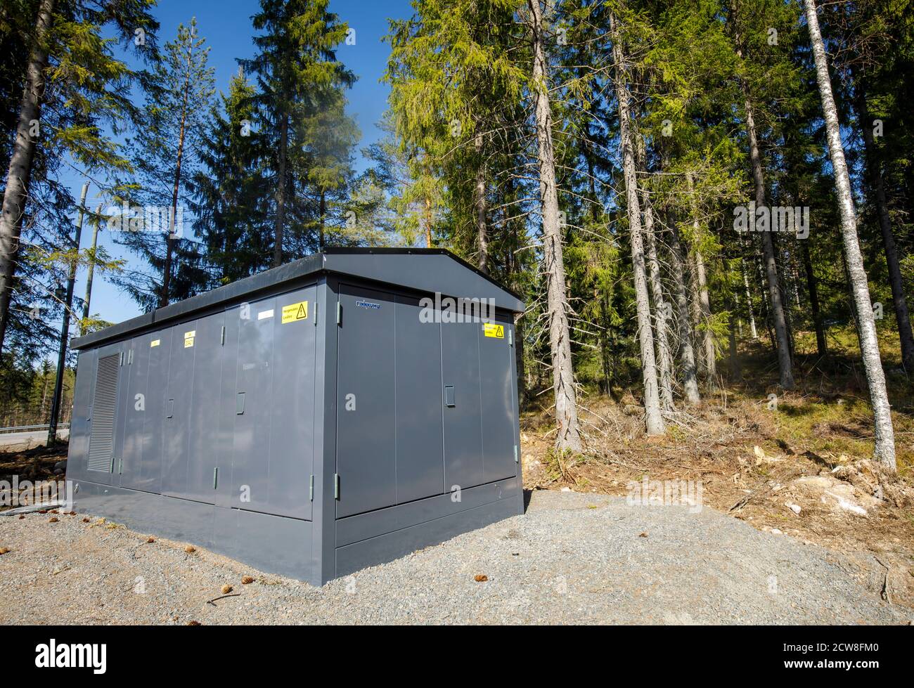 Neue europäische Stromtransformator Umspannwerk im Wald im Sommer, Finnland Stockfoto