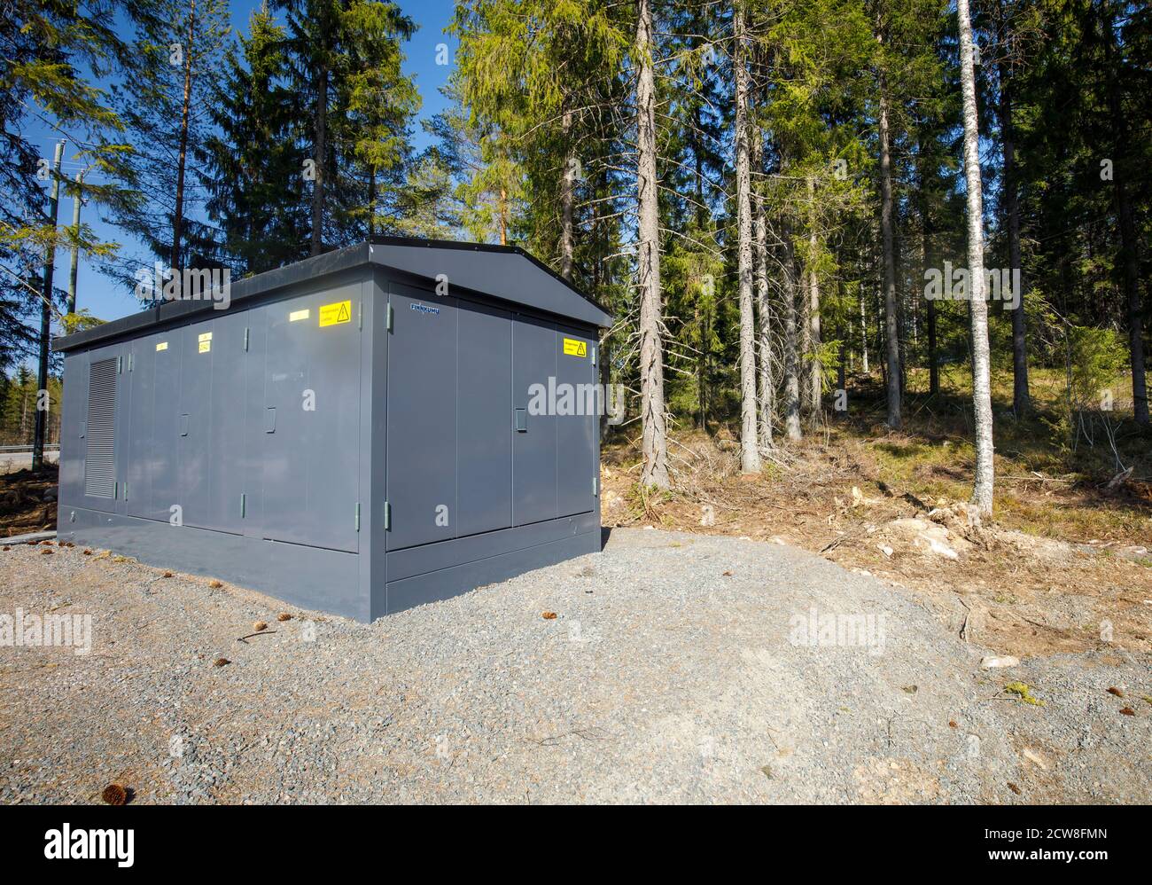 Neue europäische Stromtransformator Umspannwerk im Wald im Sommer, Finnland Stockfoto