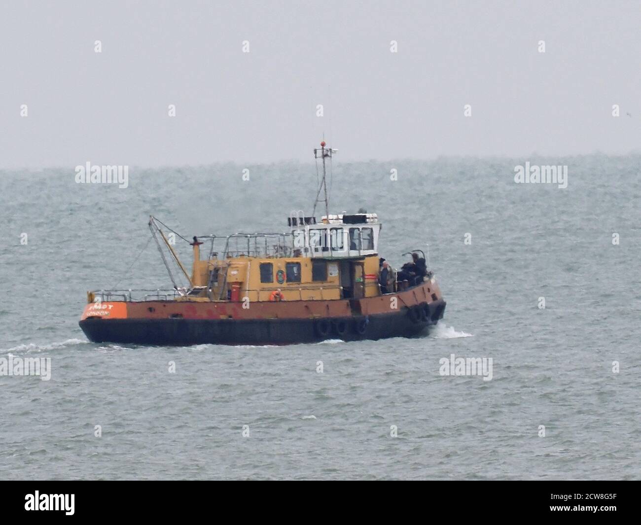 Queenborough, Kent, Großbritannien. September 2020. Paul O'Grady wurde heute Nachmittag im Hafen von Queenborough entdeckt, nachdem er von einer Reise auf dem X-Pilot Schlepper auf dem Red & Shivering Sands Forts in der Themse-Mündung zurückgekehrt war. Bild: Der X-Pilot geht zu den Red Sands Towers (Foto aus Sheerness). Kredit: James Bell/Alamy Live Nachrichten Stockfoto