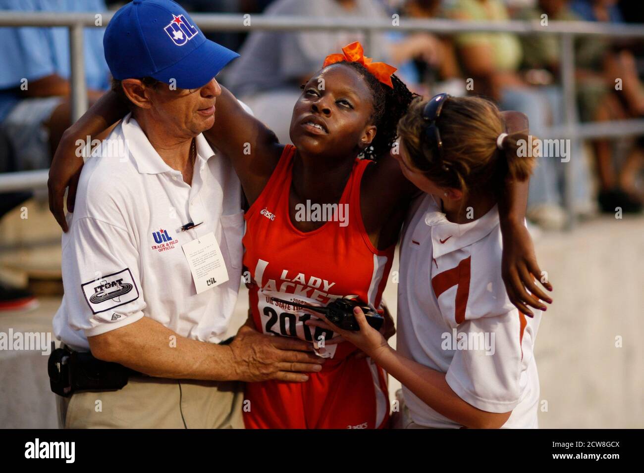 Austin, TX 12. Mai 2008: Der erschöpfte Läufer wird beim Texas High School State Championship Track Meet von den Streckenbeamten aus der Ziellinie geholfen. ©Bob Daemmrich Stockfoto