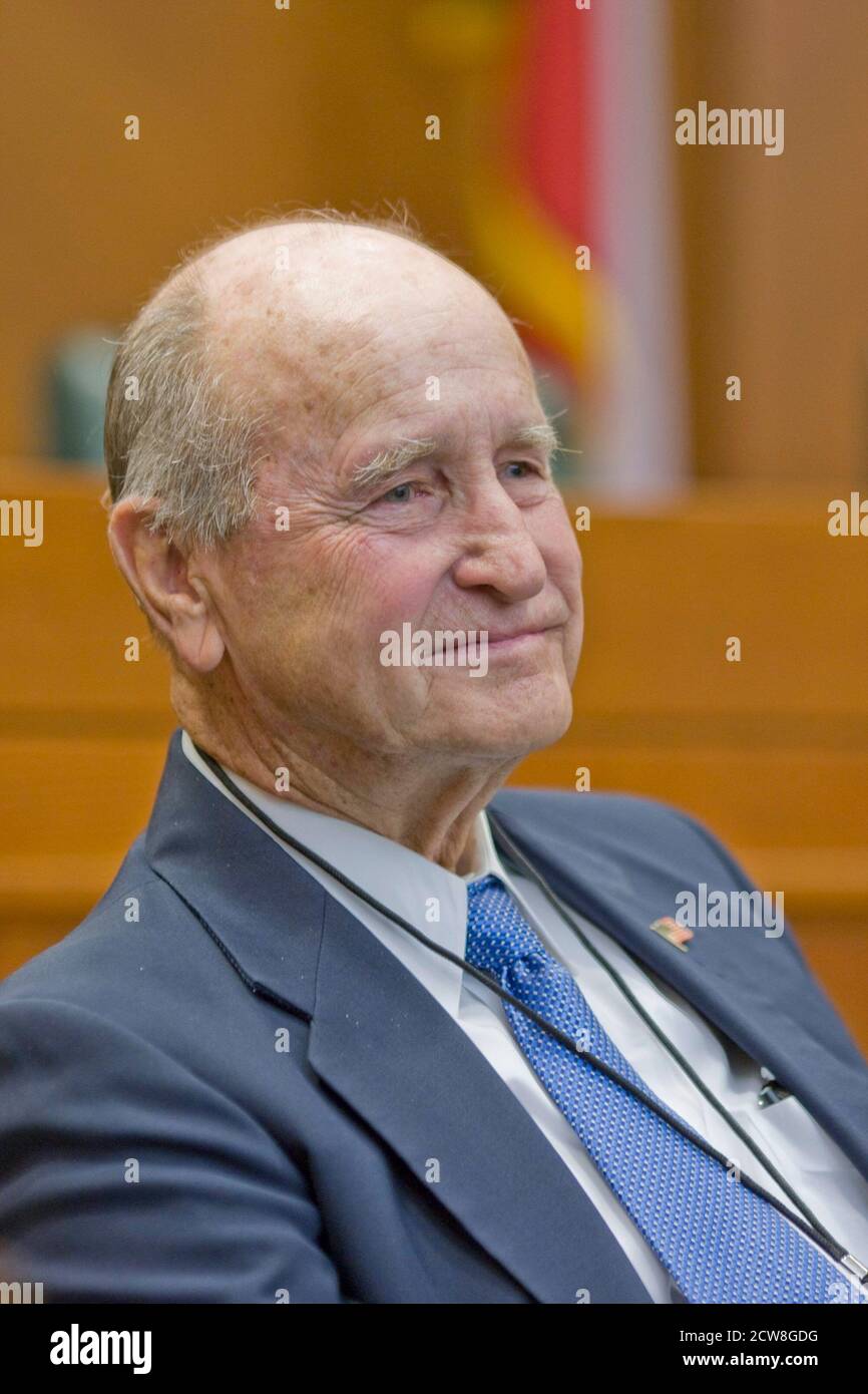 Austin, Texas 2. November 2008: James U. Cross, ehemaliger Präsident Lyndon Baines Johnsons Pilot der Air Force One während der LBJ-Jahre im Amt, berichtet über seine Erfahrungen beim Texas Book Festival. ©Bob Daemmrich Stockfoto