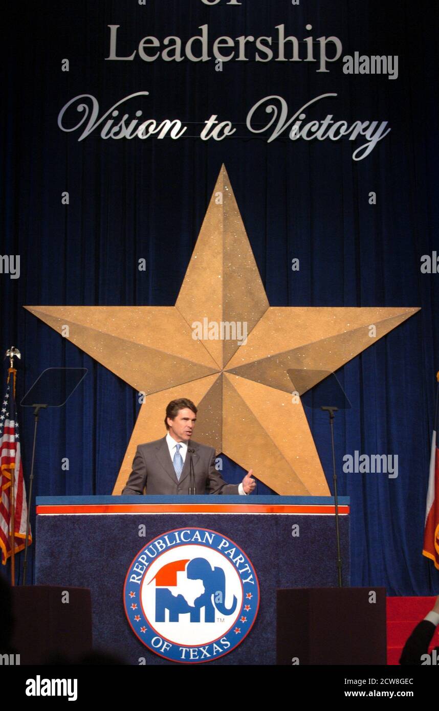 Der Gouverneur von Texas, Rick Perry, spricht auf der Staatsversammlung der Republikanischen Partei von Texas 2004. ©Bob Daemmrich Stockfoto