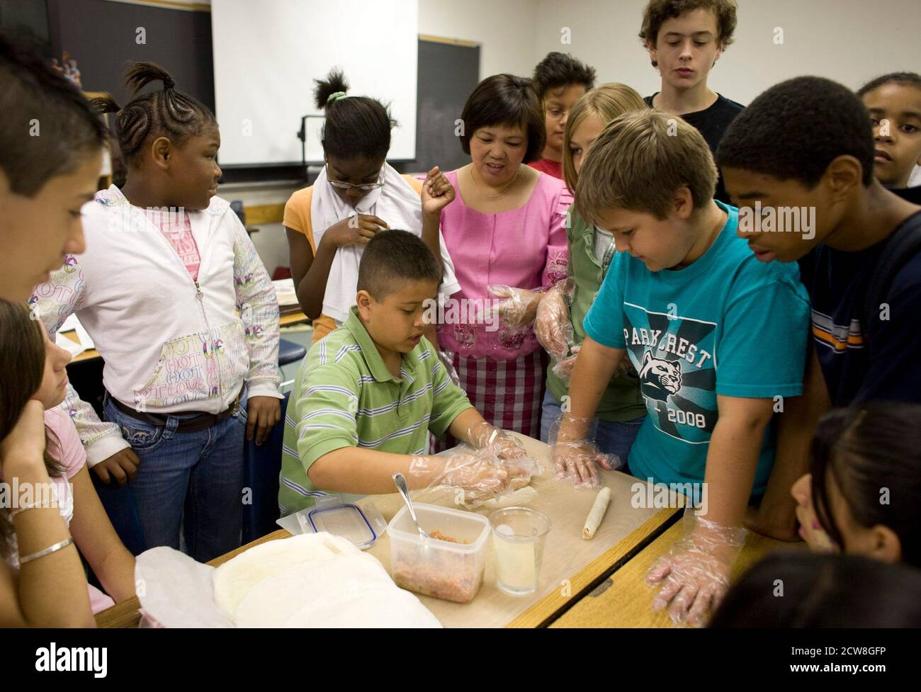 Pflugerville, TX 2. Juni 2008: Schüler machen Lumpia, ein traditionelles Essen der Phillipinen während des "Diversity Day" der Park Crest Mittelschule mit ethnischem Essen, Skits, Gedichtlesungen und Musik für Schüler der 6. Bis 8. Klasse. ©Bob Daemmrich Stockfoto