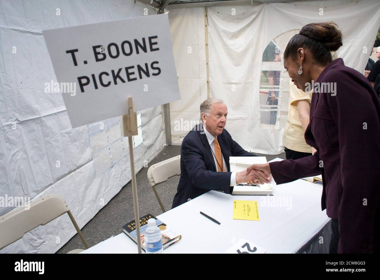 Austin, Texas 2. November 2008: Texanischer Ölmann, Finanzier und Unternehmensraider T. Boone Pickens unterzeichnet am Sonntag im Texas Capitol Bücher, nachdem er beim Texas Book Festival über das Fehlen einer US-Energiepolitik in der aktuellen Regierung gesprochen hat. ©Bob Daemmrich Stockfoto