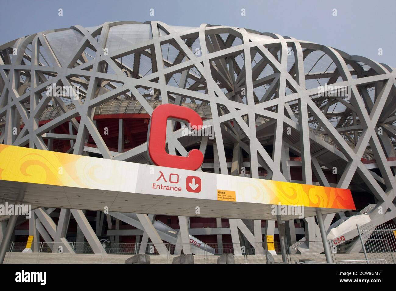 Peking, China 4. September 2008: Blick auf das Nationalstadion, allgemein bekannt als das "Vogelnest" auf dem Olympischen Grün in Peking, China. ©Bob Daemmrich Stockfoto