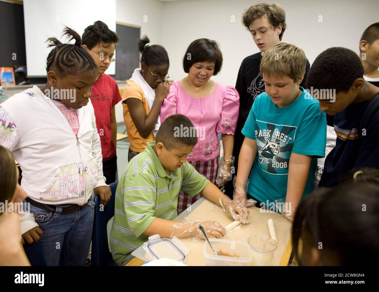 Pflugerville, TX 2. Juni 2008: Schüler machen Lumpia, ein traditionelles Essen der Phillipinen während des "Diversity Day" der Park Crest Mittelschule mit ethnischem Essen, Skits, Gedichtlesungen und Musik für Schüler der 6. Bis 8. Klasse. ©Bob Daemmrich Stockfoto