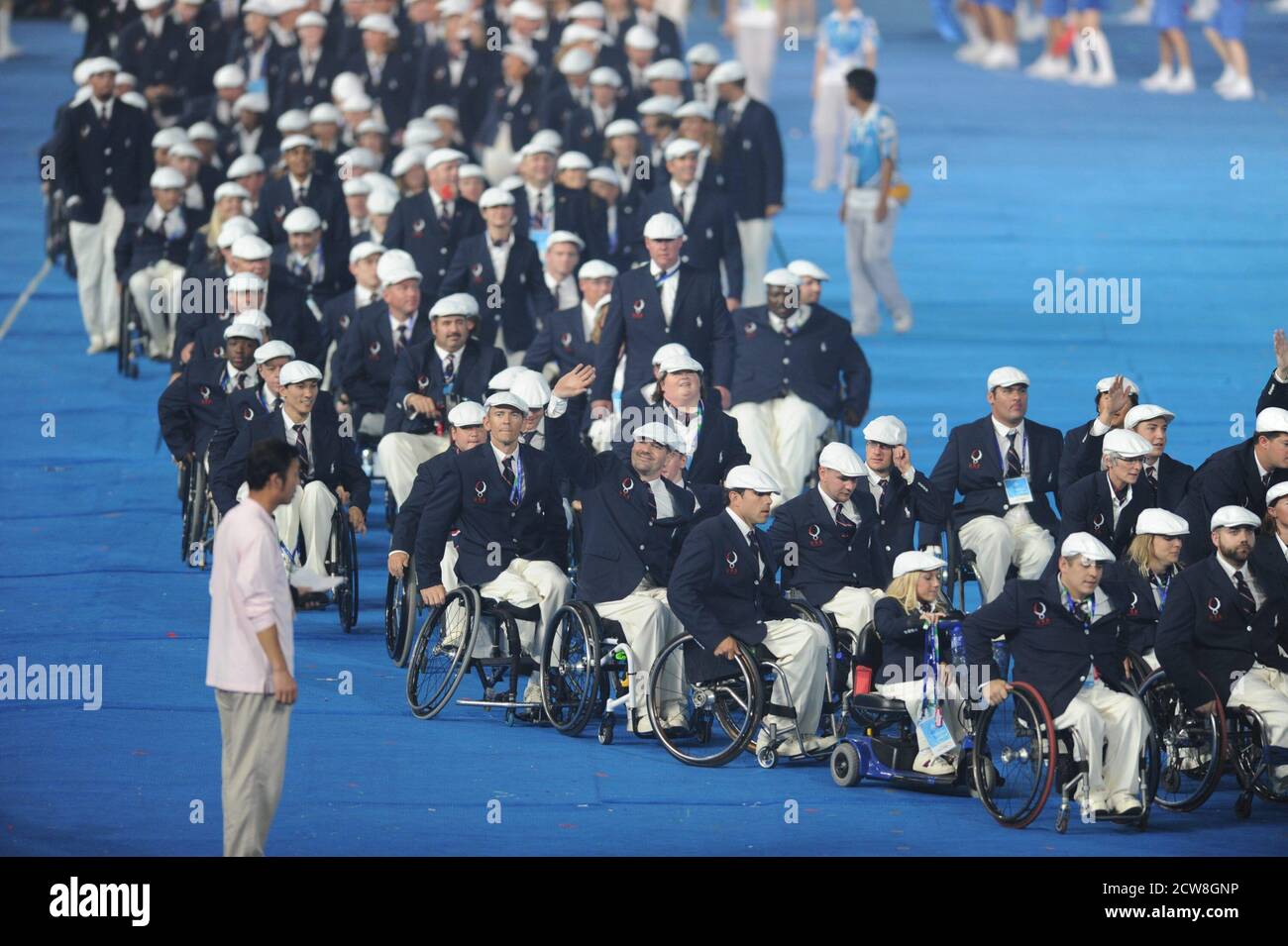 Peking, China 6. September 2008: Athleten und Beamte aus den Vereinigten Staaten bei der Eröffnungszeremonie der Pekinger Paralympics im chinesischen Nationalstadion, bekannt als Vogelnest. ©Bob Daemmrich Stockfoto