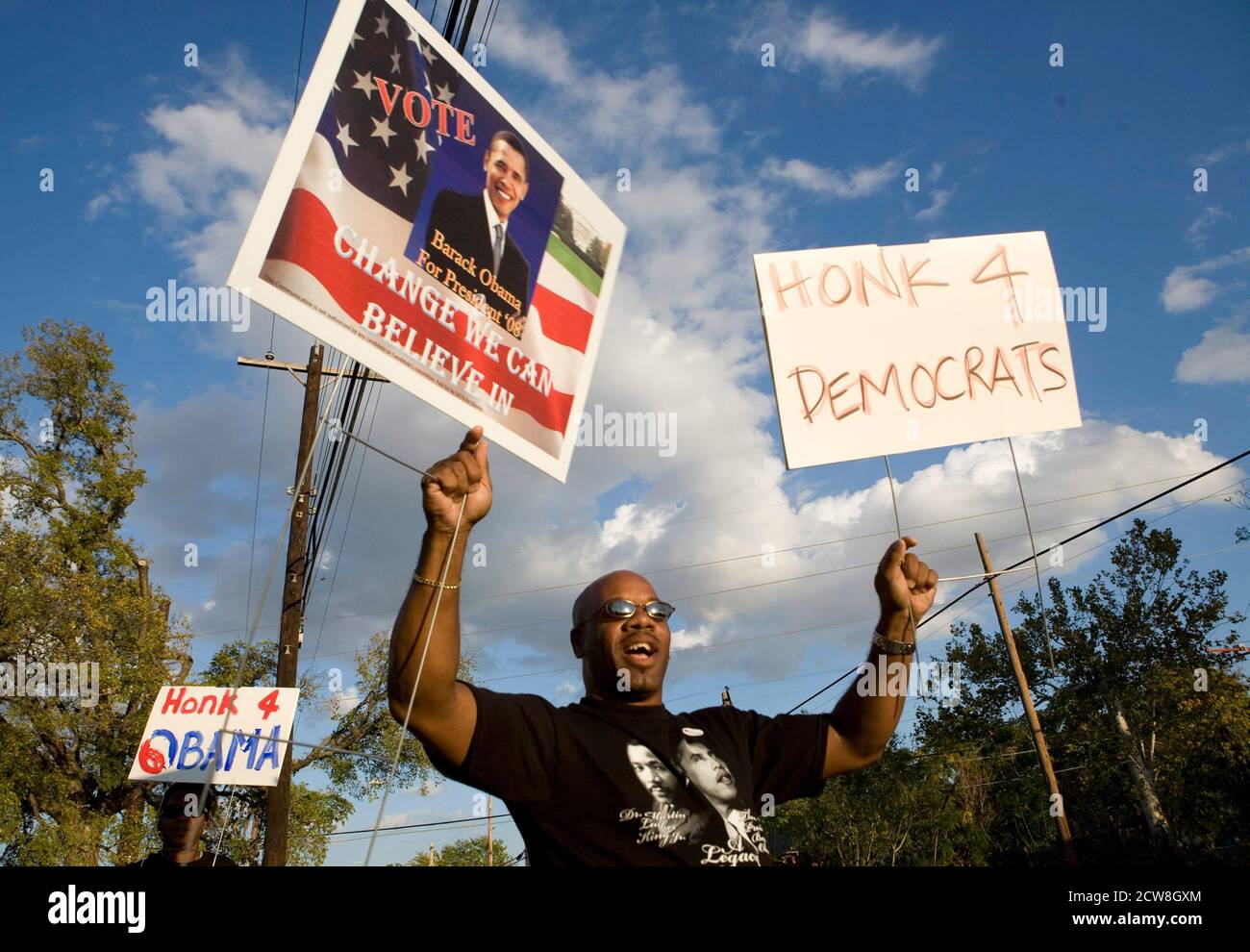 Austin, Texas 4. November 2008: Wahltag auf der überwiegend afroamerikanischen Nahost-Seite der Innenstadt von Austin, der Barack Obama-Unterstützer Karlton Sneed vor einem Wahllokal zeigt. ©Bob Daemmrich/ Stockfoto