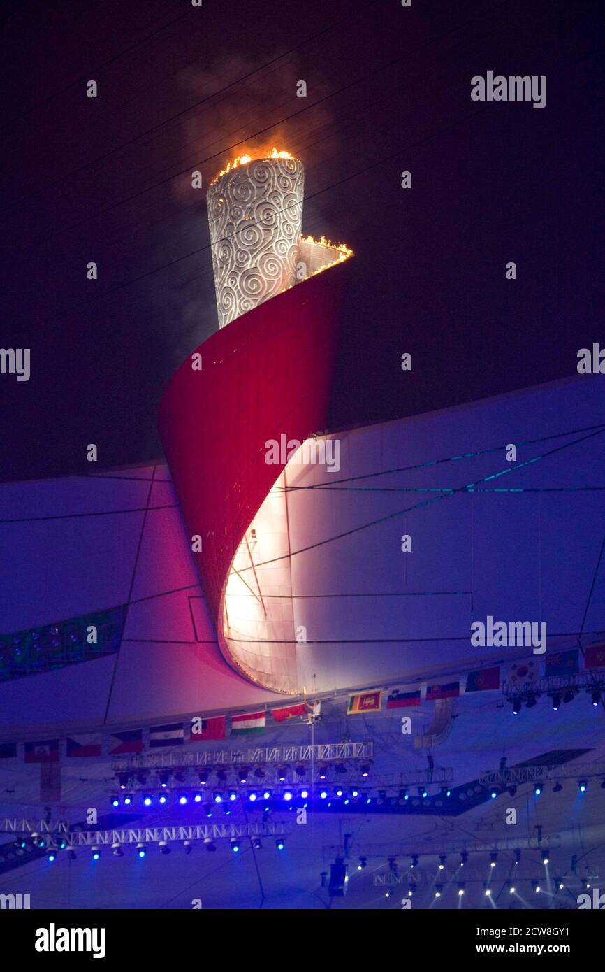 Peking, China 6. September 2008: Die olympische Flamme wird bei der Eröffnungsfeier der Pekinger Paralympics im chinesischen Nationalstadion, bekannt als Vogelnest, angezündet. Der Kessel, der wie eine sich ausrollende Schriftrolle aussieht, wurde vom chinesischen Technologieunternehmen Lenovo entworfen. ©Bob Daemmrich Stockfoto