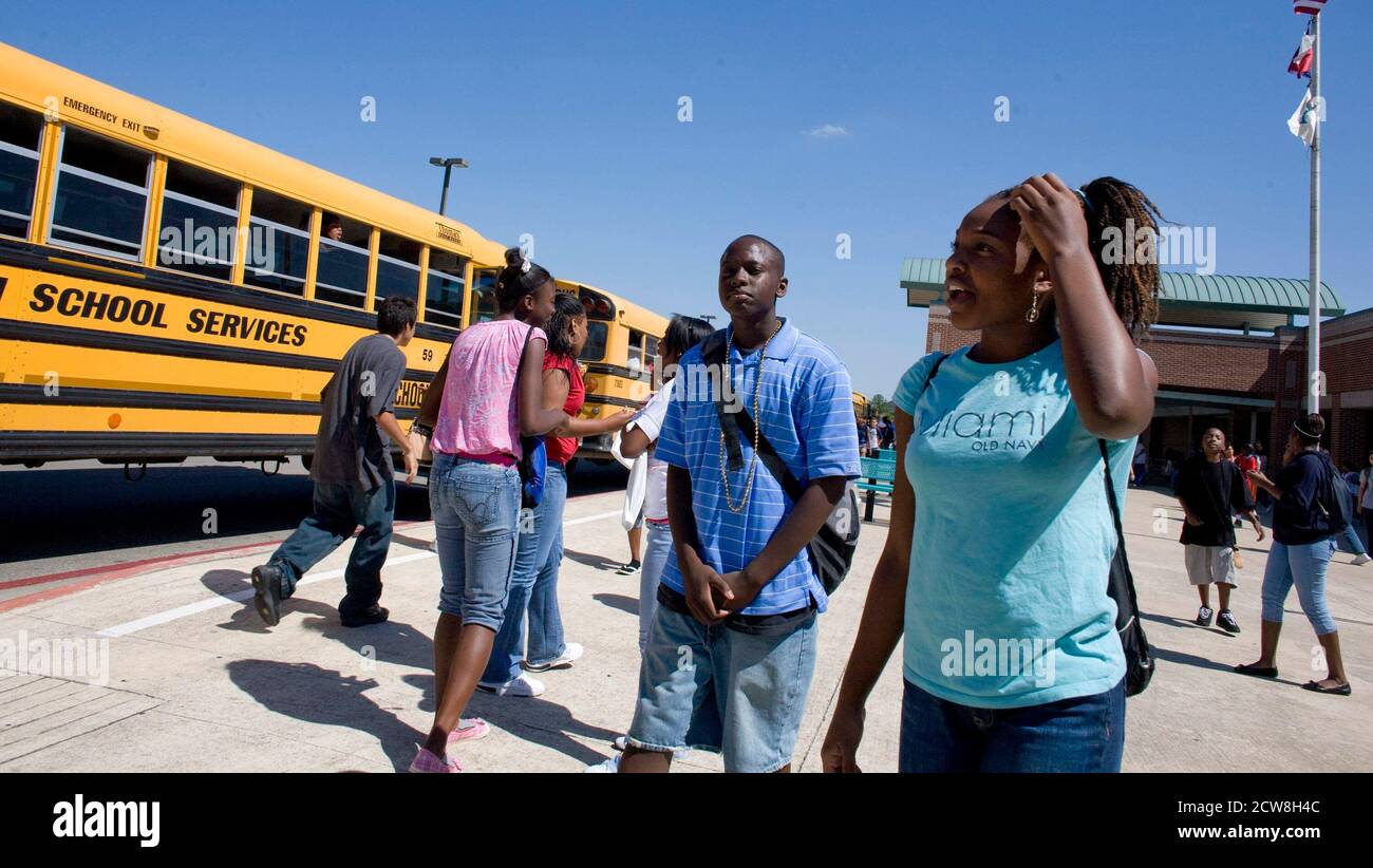 Pflugerville, TX 2. Juni 2008: Mittelschüler verlassen in Bussen an der Park Crest Mittelschule in einem Vorort von Austin. ©Bob Daemmrich Stockfoto