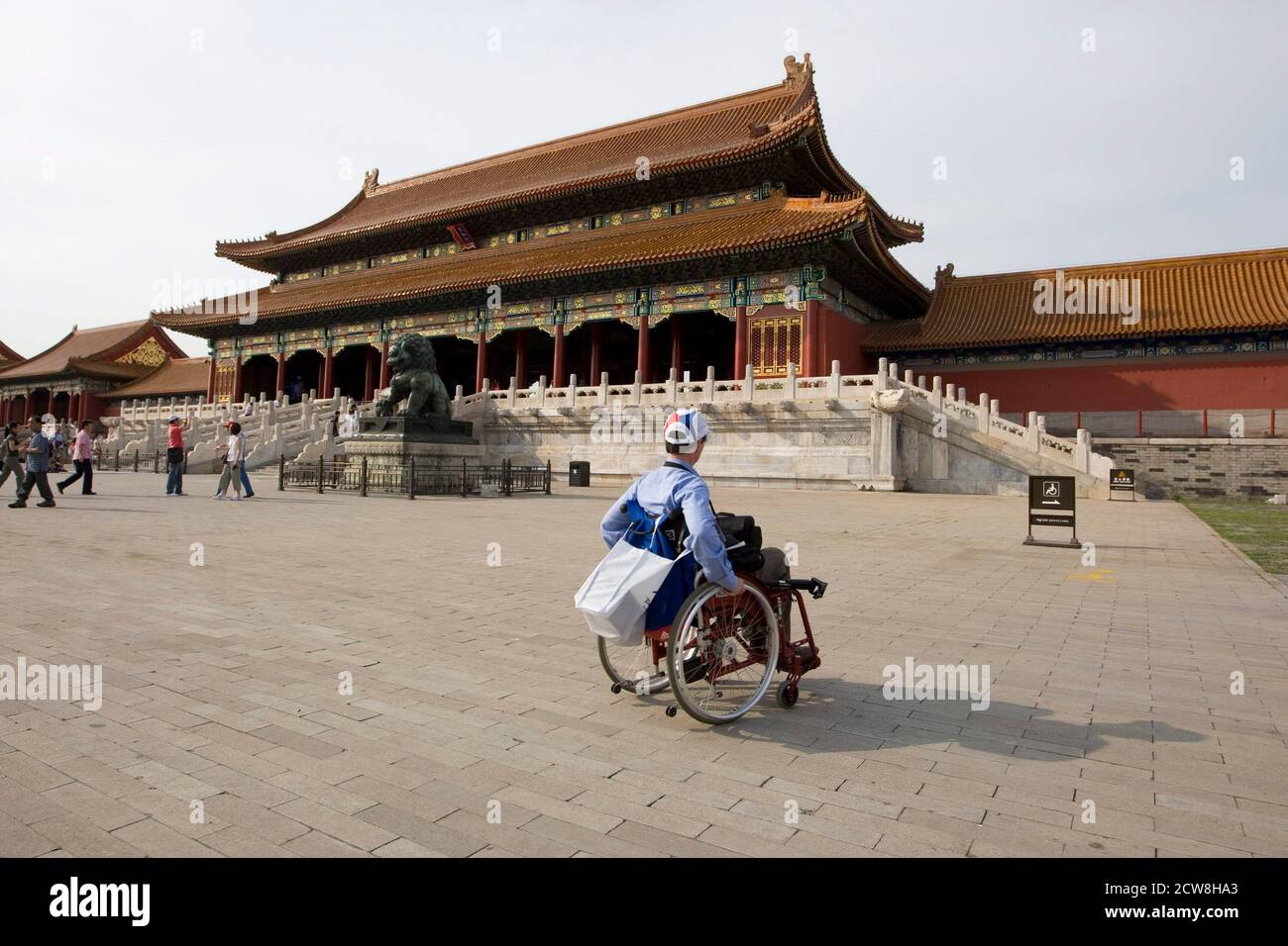 Peking, China 18. September 2008: Touristen am Tor der höchsten Harmonie am südlichen Ende der Verbotenen Stadt im Herzen von Peking, China. ©Bob Daemmrich Stockfoto