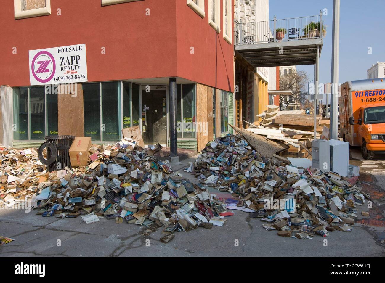 Galveston, TX 26. September 2008: Szenen aus dem historischen Stadtteil Strand in der Innenstadt von Galveston zwei Wochen nach Hurrikan Ike schlug in die Barriereinsel und die Sanierungsarbeiten beginnen gerade. Es gab 8 bis 10 Fuß Wasser in den Gebäuden in der Innenstadt, die auch von Hurrikan Carla im Jahr 1961 überschwemmt wurden. Tausende von ruinierten Büchern, darunter ein Roman von Norman Mailer, liegen auf der Straße. ©Bob Daemmrich Stockfoto