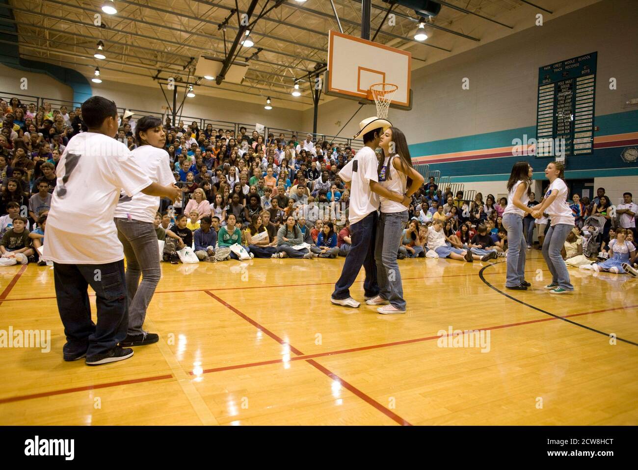 Pflugerville, TX 2. Juni 2008: Studenten tanzen bei einer Versammlung bei der jährlichen Feier der Menschheit am Park Crest Middle School 'Diversity Day', mit ethnischem Essen, Skits, Gedichtlesungen und Musik für Schüler der 6. Bis 8. Klasse. ©Bob Daemmrich Stockfoto