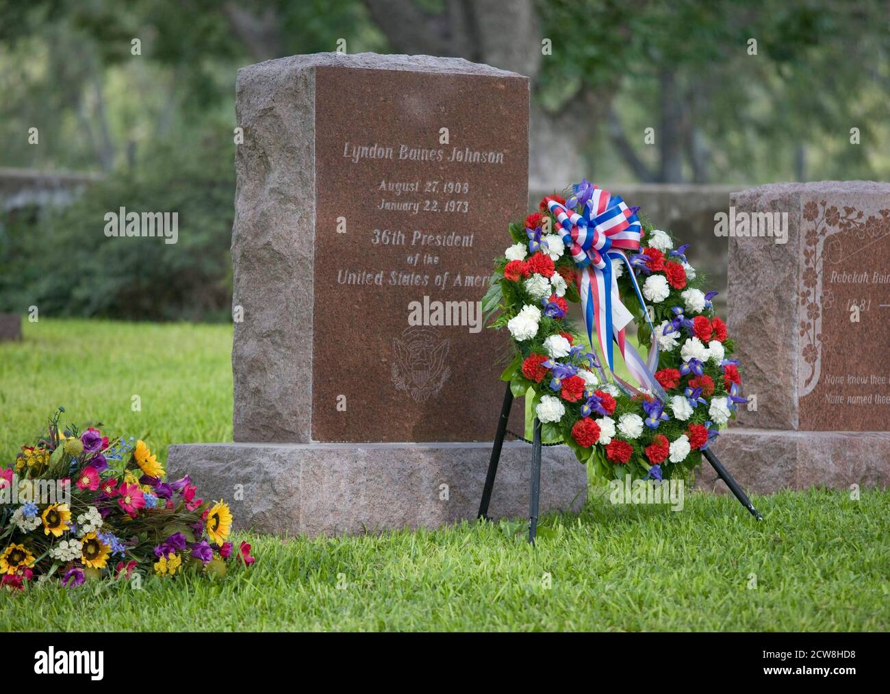 Stonewall, TX 28. August 2008: Die Gräber von Lady Bird Johnson (l) und Präsident Lyndon Johnson (c) auf dem Familienfriedhof am Ufer des Pedernales River. Hundert Jahre nach der Geburt von Präsident Lyndon Baines Johnson wurde die Familienranch für Wandertouren eröffnet. ©Bob Daemmrich Stockfoto