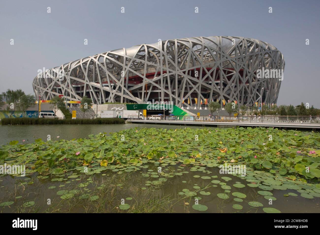 Peking, China 4. September 2008: Blick auf das Nationalstadion, allgemein bekannt als das "Vogelnest" auf dem Olympischen Grün in Peking, China. ©Bob Daemmrich Stockfoto