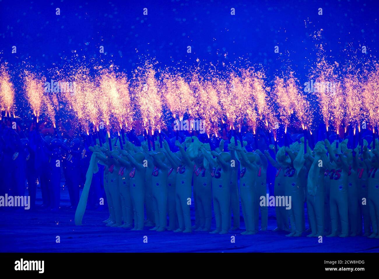 Peking, China 6. September 2008: Darsteller in mehrfarbigen Vinylanzügen bei der Eröffnungsfeier der Pekinger Paralympics im chinesischen Nationalstadion, bekannt als Vogelnest. ©Bob Daemmrich Stockfoto