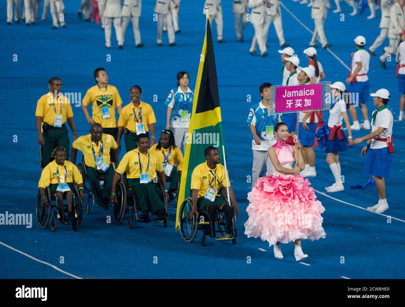 Peking, China 6. September 2008: Jamaikanische Teammitglieder bei der Eröffnungsfeier der Pekinger Paralympics im chinesischen Nationalstadion, bekannt als Vogelnest. ©Bob Daemmrich Stockfoto