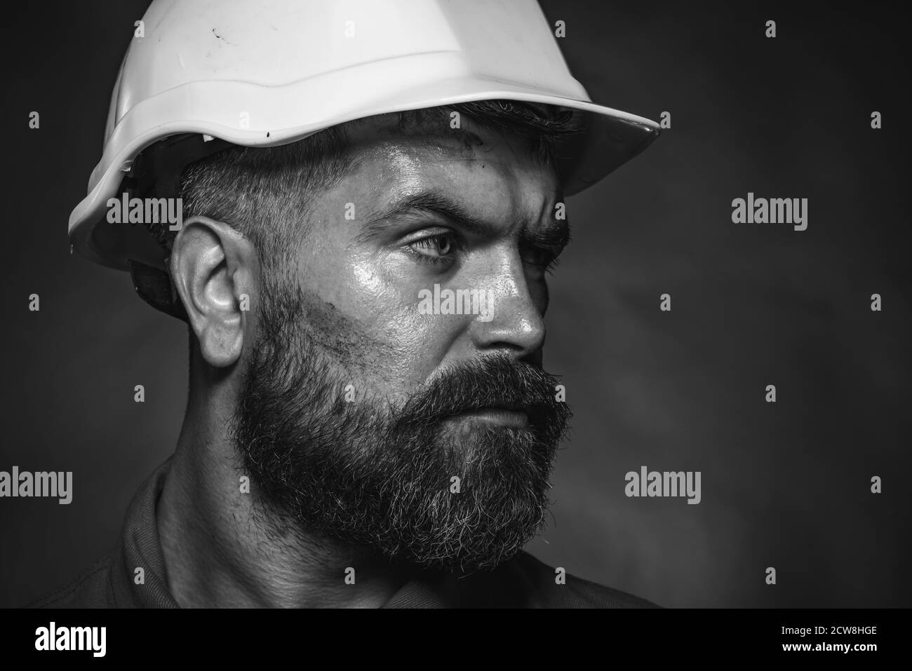 Business, Gebäude, Industrie, Technologie - Baumeister Konzept. Industriearbeiter. Baumeister. Baumeister arbeitet mit Bauhelm. Schwarz und Weiß. Stockfoto