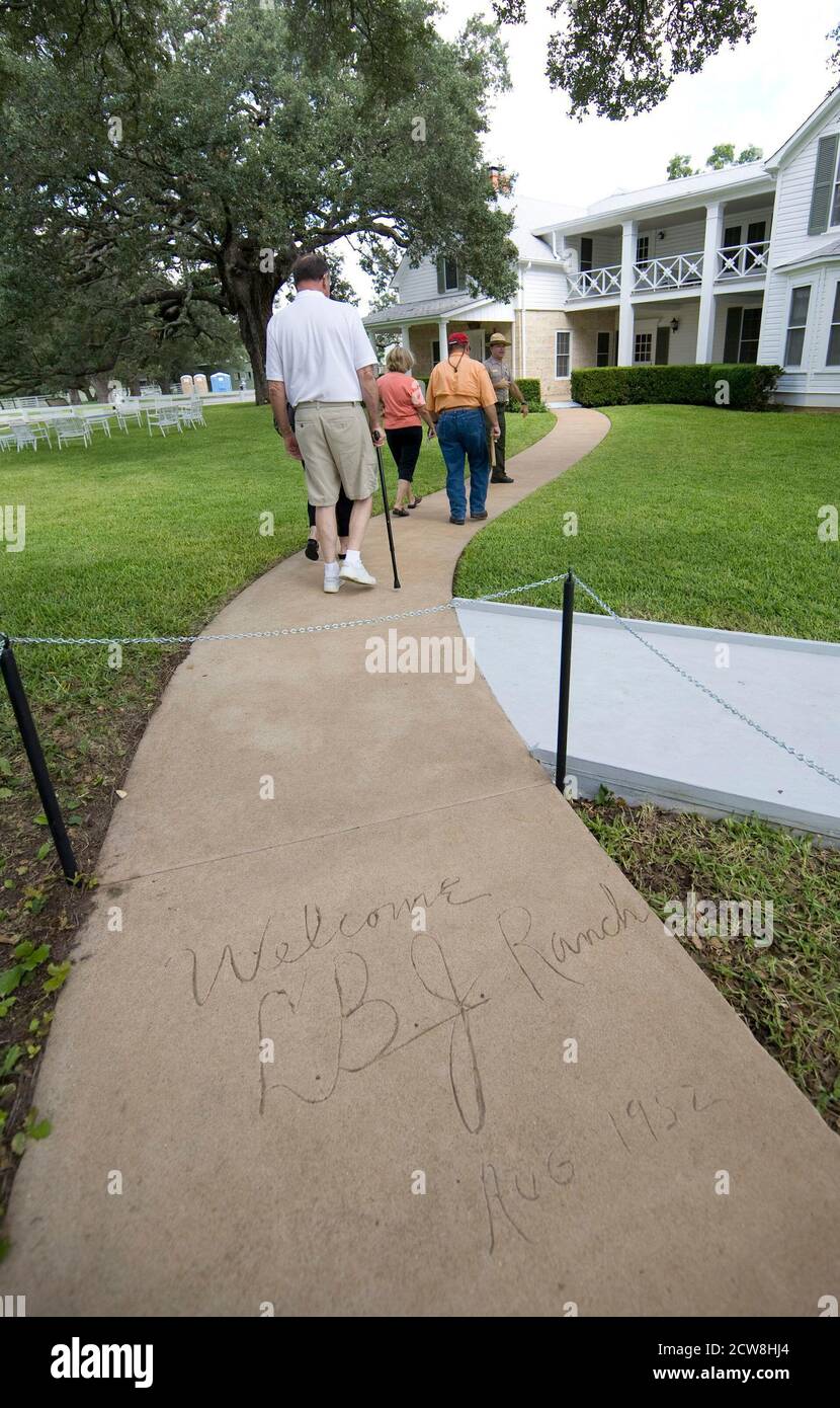 Stonewall, TX 28. August 2008: Hundert Jahre nach der Geburt von Präsident Lyndon Baines Johnson wurde die Familienranch am Ufer des Pedernales River für Wanderungen geöffnet. Ein Parkranger führt eine kleine Gruppe von Besuchern zur Eingangstür des Haupthauses der Ranch. ©Bob Daemmrich Stockfoto