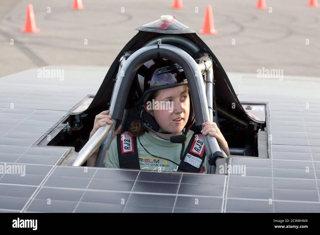 Cresson, TX 11. Juli 2008: Fahrer Erin Kelly aus Iowa State wartet auf die Entscheidung eines Richters, da das College-Solarauto-Team aus den USA und Kanada das Qualifying für die North American Solar Challenge auf einer Rennstrecke außerhalb von Ft. Lohnt Sich. 15 Teams werden zu einem 22. Juli Ziel in Calgary, Alberta Kanada geleitet. ©Bob Daemmrich Stockfoto