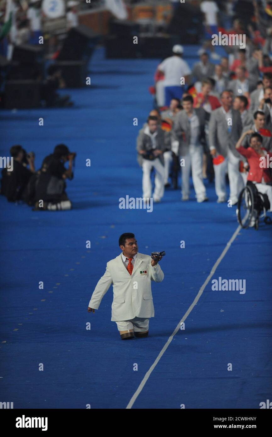 Peking, China 6. September 2008: Mexikanische Athleten bei der Eröffnungsfeier der Pekinger Paralympics im chinesischen Nationalstadion, bekannt als Vogelnest. ©Bob Daemmrich Stockfoto