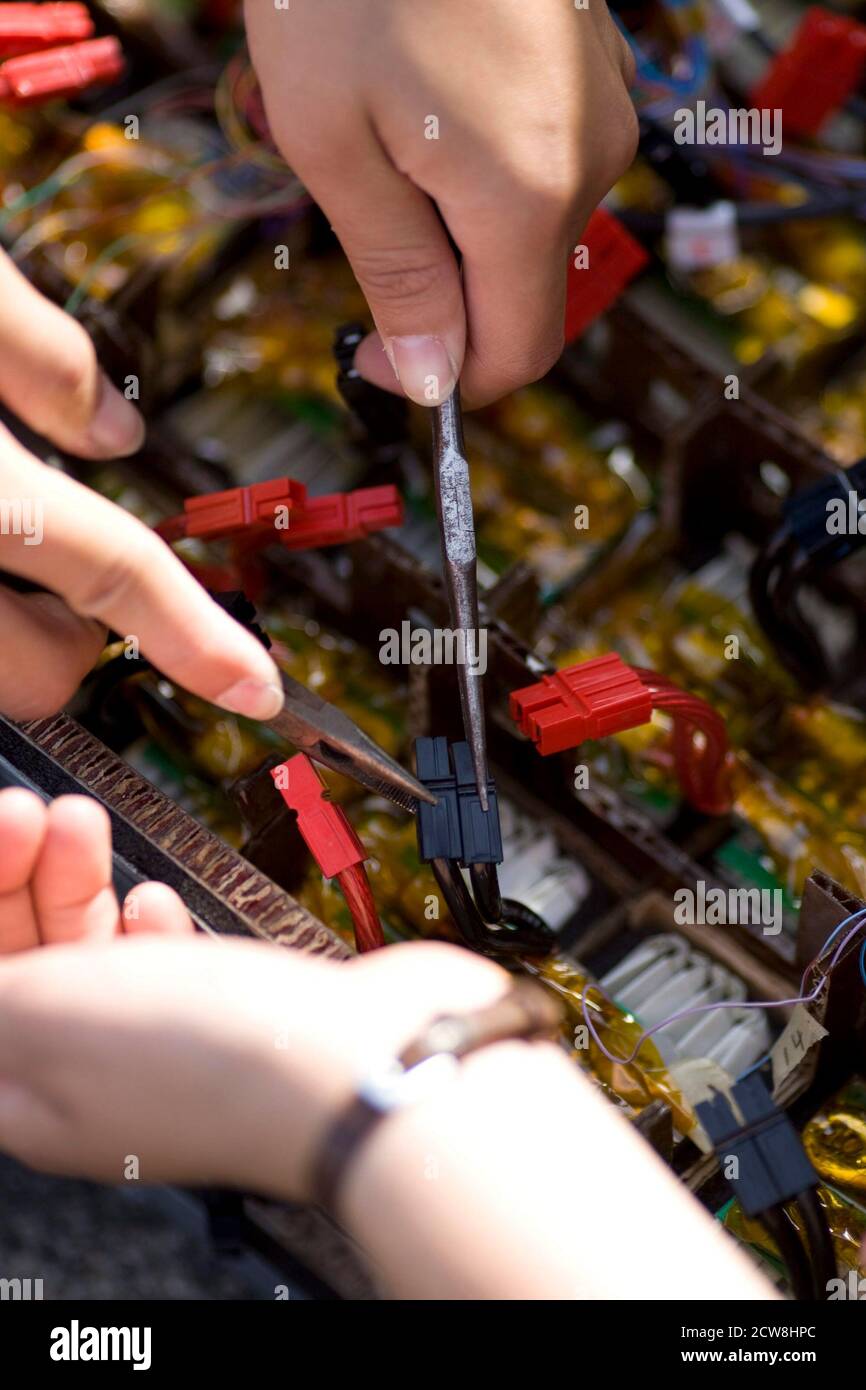 Cresson, TX 10. Juli 2008: Studenten der Ingenieurswissenschaften nehmen Anpassungen an ihrem Solarauto vor, während sie sich auf die Qualifikationsrunden für das nordamerikanische Solar Challenge Autorennen in der nächsten Woche vorbereiten. Die Veranstaltung mit Teams von Hochschulen und Universitäten in den USA, Kanada und Deutschland beginnt im nahe gelegenen Plano bei Dallas und endet Ende Juli in Calgary, Alberta, Kanada. ©Bob Daemmrich Stockfoto