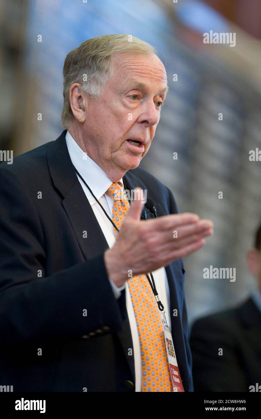 Austin, Texas 2. November 2008: Der legendäre texanische Ölmann, Finanzier und Unternehmensraider T. Boone Pickens spricht am Sonntag beim Texas Book Festival vor einer großen Menge im Texas Capitol über die Misserfolge der Energiepolitik von Präsident Bush und seine "Pickens-Pläne" für die Zukunft. ©Bob Daemmrich Stockfoto