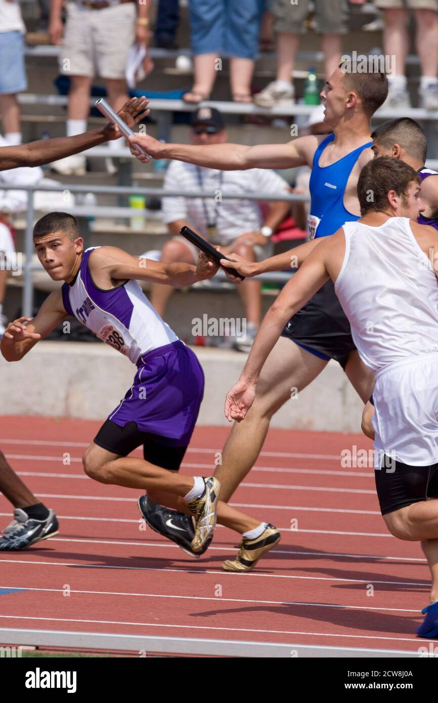 Austin, TX 10. Mai 2008: Staffelübergaben während der Jungen-1600-Meter-Staffel auf der Texas High School State Championship Track treffen sich an der University of Texas in Austin. ©Bob Daemmrich Stockfoto