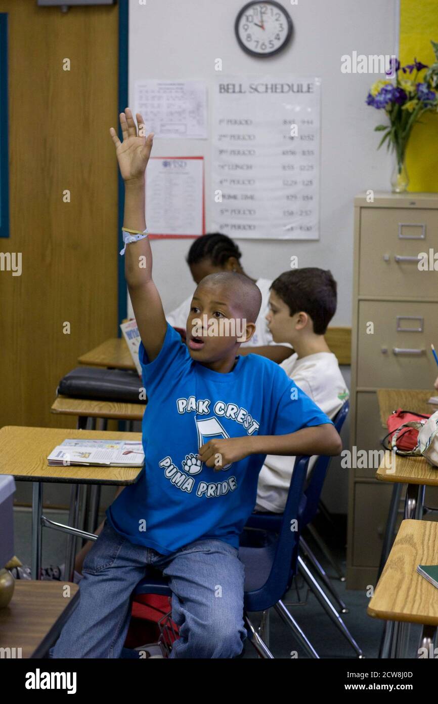 Pflugerville, Texas: Schwarzer Student der sechsten Klasse hob seine Hand im Englischunterricht während einer Diskussion an der Park Crest Middle School, einem großen Vorstadtcampus in der Nähe von Austin mit 1,000 Studenten. 30. Mai 2008 ©Bob Daemmrich Stockfoto