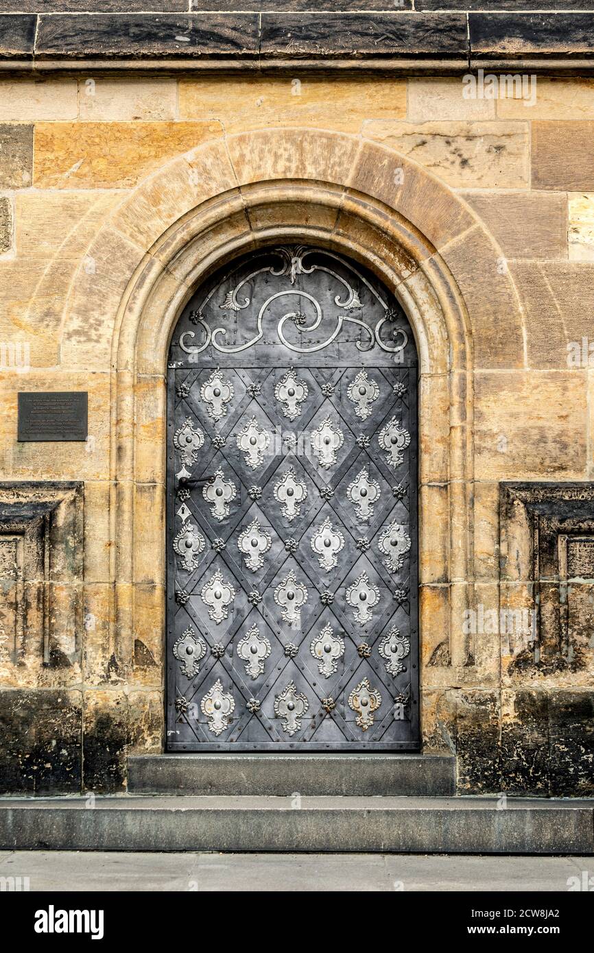 Seitentür, St. Vitus Kirche, Prager Burg, Burgviertel, Prag, Tschechische Republik Stockfoto