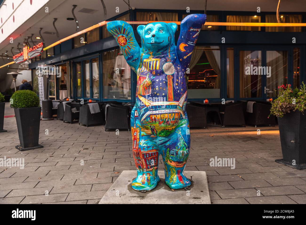 Fiberglas-Statue, die einen bunten Bären darstellt, Symbol der Stadt Berlin, seine Hände heben Stockfoto