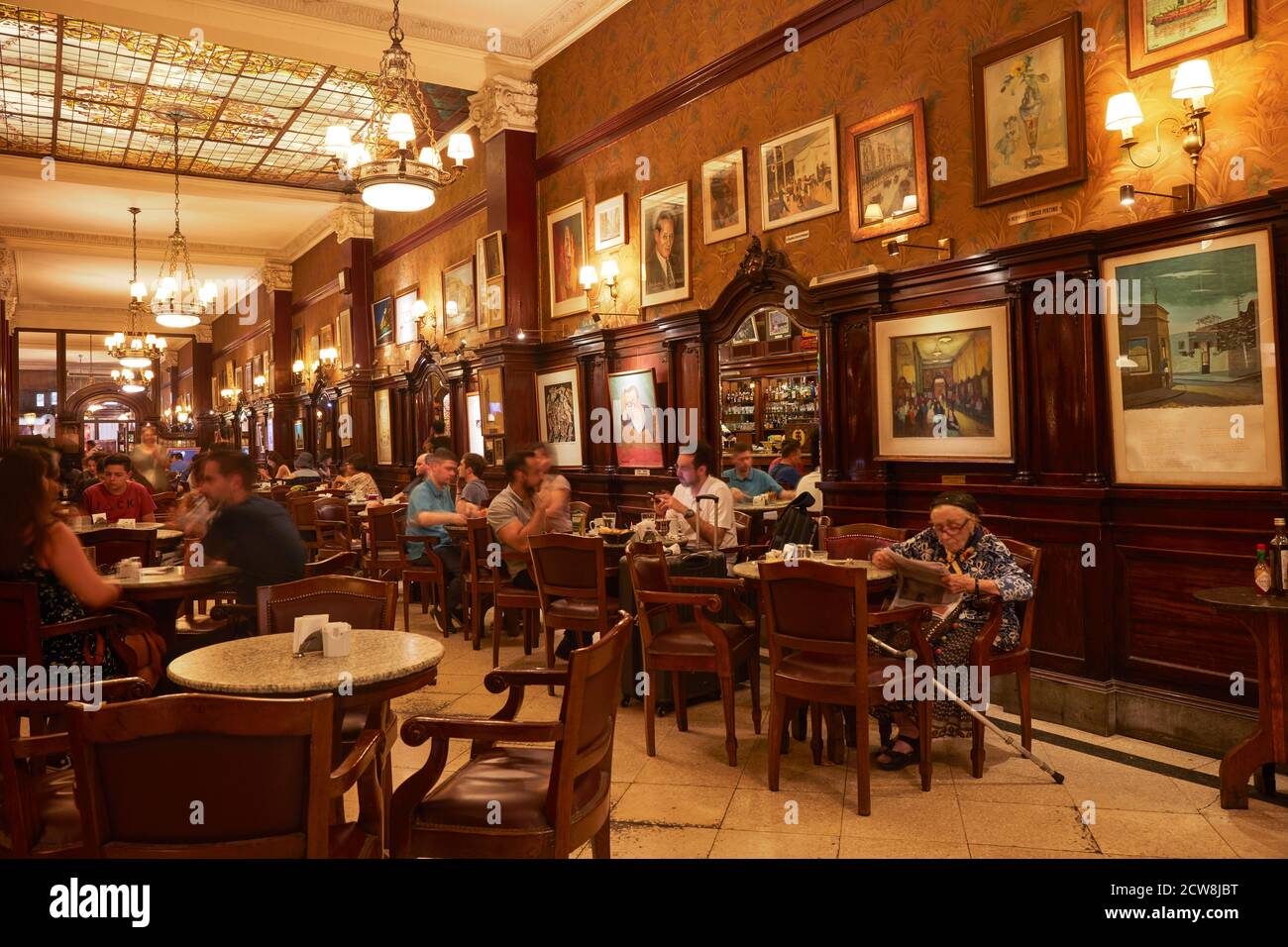 Innenräume der historischen "Café Tortoni' auf der Avenida de Mayo, Buenos Aires, Argentinien. Stockfoto