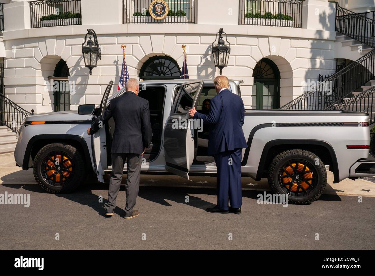 US-Präsident Donald J. Trump wird der neue Lordstown Motors 2021 Endurance Elektro-Pickup von Lordstown Motors CEO Steve Burns auf dem South Lawn des Weißen Hauses, 28. September 2020 in Washington DC gezeigt. Quelle: Ken Cedeno/Pool via CNP /MediaPunch Stockfoto