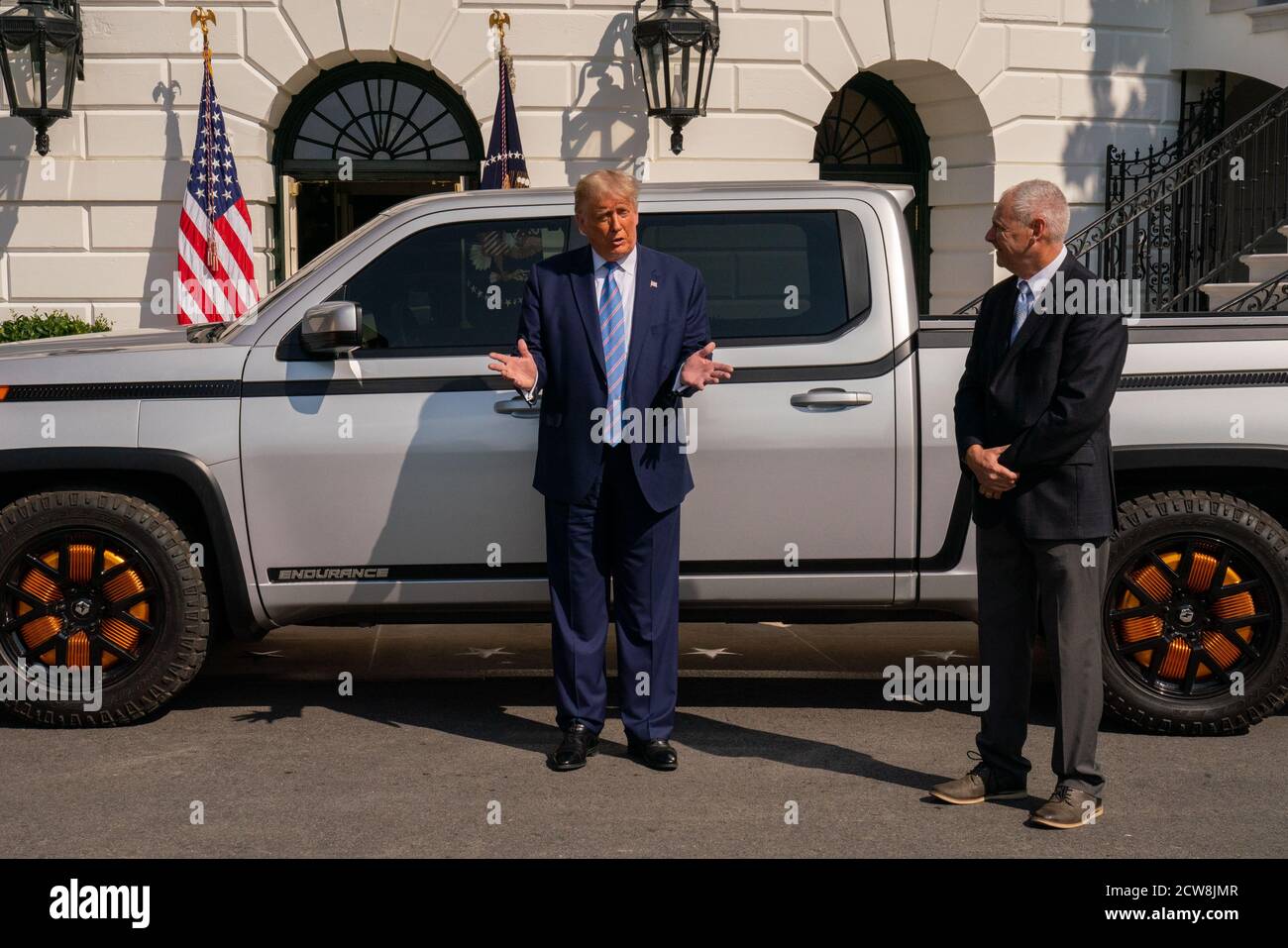 US-Präsident Donald J. Trump wird der neue Lordstown Motors 2021 Endurance Elektro-Pickup von Lordstown Motors CEO Steve Burns auf dem South Lawn des Weißen Hauses, 28. September 2020 in Washington DC gezeigt. Quelle: Ken Cedeno/Pool via CNP /MediaPunch Stockfoto