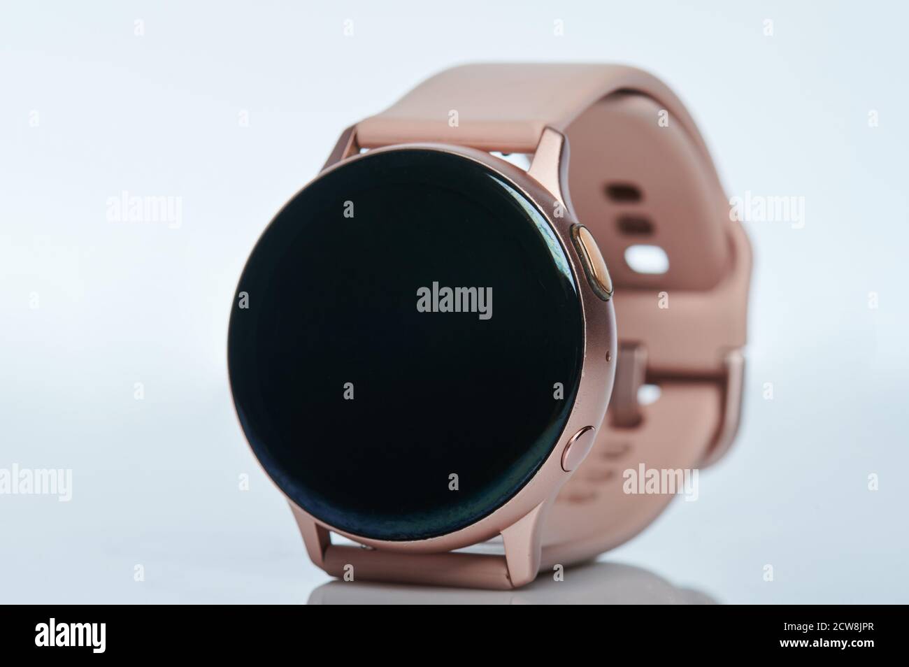 Moderne Smartwatch mit rosa Band isoliert auf weißem Studio-Hintergrund Stockfoto