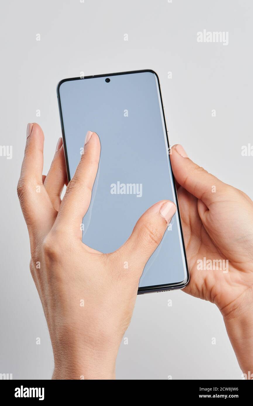 Hände können auf dem Smartphone-Bildschirm isoliert heranzoomen Stockfoto