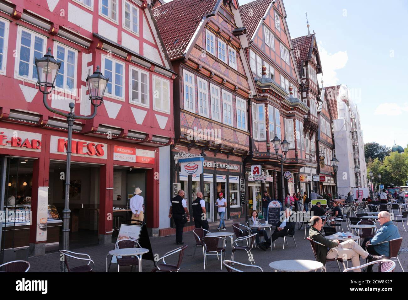 Fußgängerzone mit schönen alten Fachwerkhäusern in der historischen Stadt Celle. Das älteste historische Haus stammt aus dem Jahr 1526. Norddeutschland, Europa Stockfoto