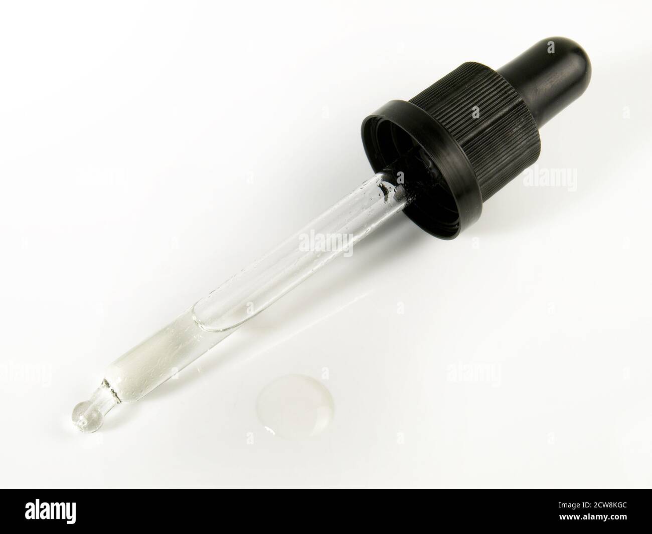 Flüssiges Vitamin A Tropfen isoliert auf weißem Hintergrund Stockfoto