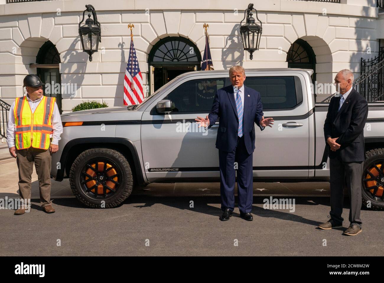 Washington DC. September 2020. US-Präsident Donald J. Trump wird der neue Lordstown Motors 2021 Endurance Elektro-Pickup von Lordstown Motors CEO Steve Burns auf dem South Lawn des Weißen Hauses, 28. September 2020 in Washington DC gezeigt. Quelle: Ken Cedeno/Pool via CNP Quelle: dpa/Alamy Live News Stockfoto