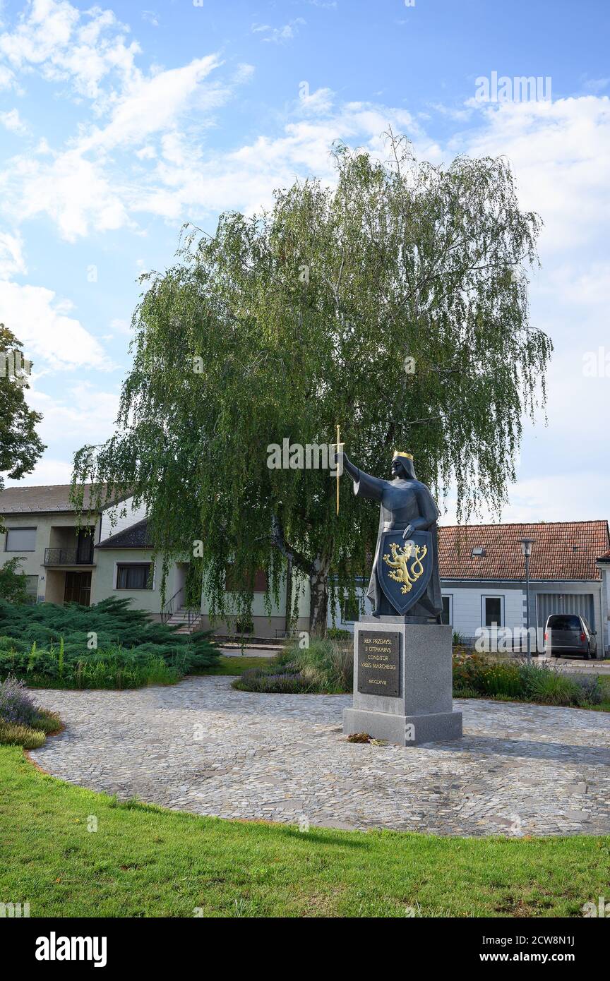 MARCHEGG, ÖSTERREICH – JULI 21 2020: Statue des Königs Przemysl Ottokar II. Gründer der Stadt Marchegg Stockfoto