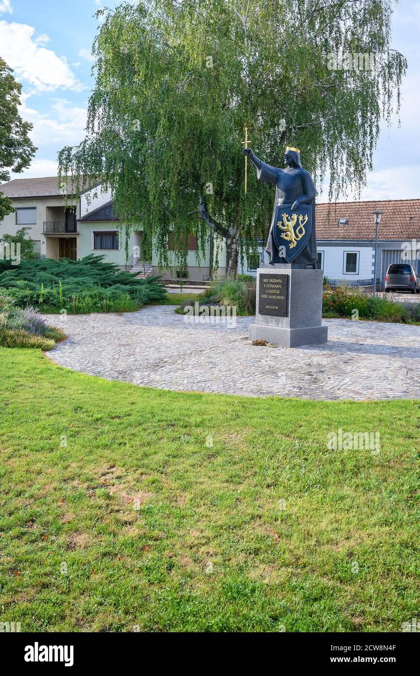 MARCHEGG, ÖSTERREICH – JULI 21 2020: Statue des Königs Przemysl Ottokar II. Gründer der Stadt Marchegg Stockfoto
